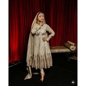 Hermoso vestido de mujer con trabajo de secuencia de bordado incluye conjunto de Pent y Dupatta - Product Image 4