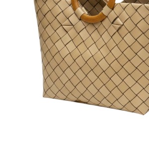Sac fourre-tout tendance en plastique tressé camel avec poignée en bois artisanale pour les vacances à la plage - Product Image 2