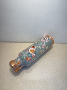Botella de Agua de Cobre Puro con Estampado Floral Azul Pizarra Premium, 1000 ml, Diseño de Flores Estilo Cottage Inglés, Botella Metálica a Prueba de Fugas - Product Image 4