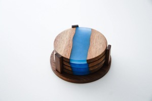 Ensemble de sous-verres en bois d'olivier et résine époxy de qualité supérieure Belladec, personnalisés, carrés et ronds, avec un design classique et un support fait main - Product Image 4