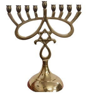 Menorá Tradicional de Latón de 7 Brazos para Hanukkah, Diseño Intrincado de Estrella de David, Acabado Dorado, Artesanía Metálica Ornamentada Tallada para el Hogar - Product Image 3