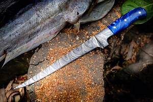 Cuchillo de filetear hecho a mano con hoja de acero de Damasco, mango de resina azul y funda de cuero para cortar pescado - Product Image 3