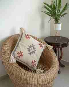 Housse de coussin bohème de luxe avec broderie artisanale élégante beige et rouge et bleue 18x18 - Product Image 4