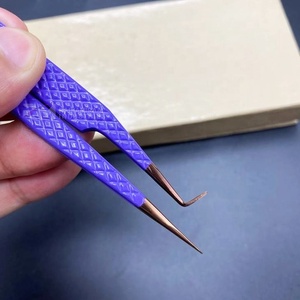 Pinzas para extensión de pestañas con punta de plasma en oro rosa y mango con recubrimiento de polvo morado, de acero inoxidable y empaquetadas en caja de cartón. - Product Image 1