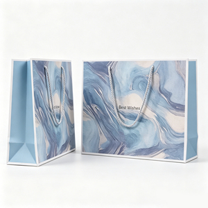 Sacs cadeaux imprimés marbre artistique en tons bleus avec message de vœux et poignées en corde torsadée pour marques de luxe de beauté ou de bien-être - Product Image 1
