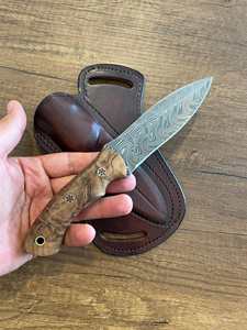 Couteau de chasse et de camping artisanal en acier Damas avec manche en bois de noyer, personnalisé pour une utilisation en extérieur, fourreau inclus - Product Image 3