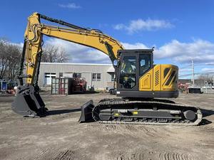 Excavadora Amarilla Usada Versátil de 3 Toneladas con Brazo Giratorio Lateral y Cabina de Vidrio de Alta Visibilidad para Reparaciones Urbanas - Product Image 4