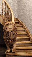 Poteau d'escalier en bois massif sculpté en forme de lion, artisanal, design rustique de luxe antique, surface lisse, pour hôpital