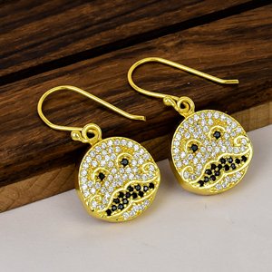 Boucles d'oreilles pendantes tendance en argent sterling 925 plaqué or avec motif moustache emoji et pavé de pierres CZ pour femme, idéales pour les fiançailles - Vente en gros - Product Image 3