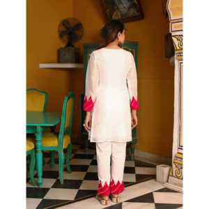 ชุดคุรตะสีขาวสไตล์ลำลองพร้อมลายปักเลเฮริยาสีชมพู ไซส์ XS - Product Image 5