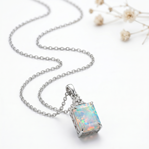 Nueva Colección de Collares de Lujo con Colgantes y Dijes de Ópalo Corte Esmeralda, Piedra de Nacimiento de Octubre, en Oro Blanco, Libra, Equilibrio 2026 - Product Image 1
