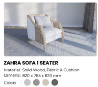 Fauteuil carré moderne rembourré avec accoudoirs incurvés, dossier en mousse, sculpture géométrique sur bois, tissu bleu clair