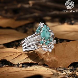 Bague de fiançailles classique pour femme en argent plaqué or 18 carats avec trois pierres de moissanite taille coussin, sertie à griffes, certifiée IGI - Charm Jewells - Product Image 5