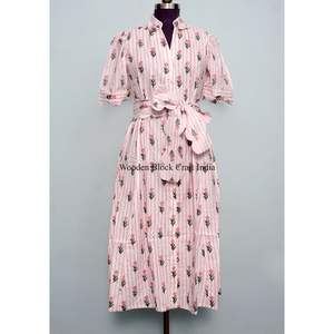 เดรสผู้หญิงขายดี ผ้าฝ้าย 100% ทรงมิดิ เป็นมิตรต่อสิ่งแวดล้อม ซักได้ ระบายอากาศดี ติดกระดุมและเข็มขัด ลายพิมพ์ คอวี แขนสั้น - Product Image 1