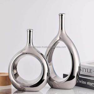 Florero decorativo de aluminio fundido dorado-Florero de metal para decoración del hogar con acabado elegante a precio mayorista - Product Image 6