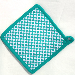 ผู้ส่งออกที่รองหม้อในอินเดีย เป็นมิตรกับสิ่งแวดล้อม ขนาดและดีไซน์ตามสั่ง ที่รองหม้อลายตารางย้อมเส้นด้าย สำหรับใช้ในครัวและเตาอบ - Product Image 5