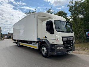 Camión Refrigerado Comercial, Camioneta Aislada para Transporte de Carne, Mariscos y Lácteos, Distribución y Entrega en Bélgica - Product Image 6
