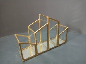 Organisateur de bureau en métal doré avec panneaux en verre, plateau de rangement pour fournitures de bureau et présentoir à bijoux - Product Image 3