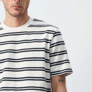 Camiseta de Cuello Redondo, Corte Regular, a Rayas, con Diseño de Logotipo Personalizado, Abertura Trasera, Mangas Cortas, Dobladillo Recto, Color Sólido 2026 - Product Image 4