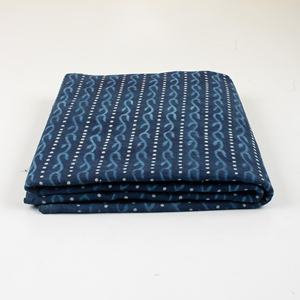 Tissu imprimé en coton indigo 100% naturel et biologique, magnifique tissu bleu pour robes et chemises pour femmes et filles - Product Image 1