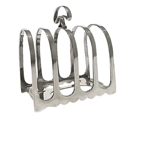 Le porte-pain en métal poli, tendance actuelle, réfléchit la lumière, ajoutant une luminosité visuelle à votre table. - Product Image 4