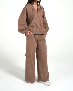 Conjunto de Sudadera y Pantalones Cargo con Logotipo Personalizado, Ropa Deportiva para Mujer, Conjunto de Pantalones y Top de Algodón 100% con Lavado Ácido - Product Image 3