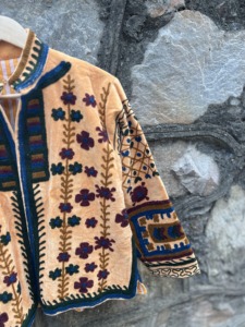 Chaqueta de Mujer de Terciopelo Tejido Acolchado Reversible Bordado a Mano |   Boho Floral Étnico Vintage Invierno |   Artesano Personalizado - Product Image 3