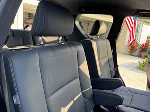 GX 460 SUV Gris Foncé Vue Avant Allée de Garage Modèle 2021 - Product Image 3
