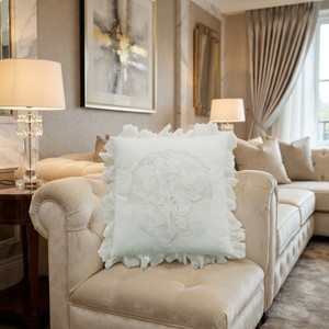 Funda de Almohada Decorativa de Algodón Blanco con Bordado Floral, Estilo Shabby Chic con Volantes, Elegante para Sala de Estar, Sofá o Sillón - Product Image 1