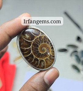 Pendentif en laiton rainuré avec cabochon d'ammonite 100% naturelle de qualité supérieure, lot de pendentifs en macramé d'ammonite, prix de gros - Product Image 2