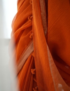 Sari Tradicional KV Deepa Naranja de Seda, Algodón y Viscosa Tejida con Blusa Sin Coser para Fiesta - Product Image 4