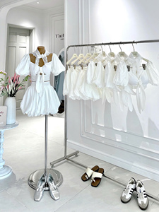 Ensemble haut court et mini-jupe en denim blanc uni avec dentelle tissée, manches bouffantes, ourlet bulle coréen, tenue décontractée de bureau - Product Image 1