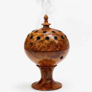 Porte-encens rond minimaliste en bois fait main. Universel Outre-mer - Product Image 1