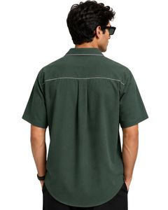 เสื้อเชิ้ตผู้ชายสีเขียวเข้มทรงโอเวอร์ไซส์แบบลำลอง แต่งขอบตัดสี แขนครึ่งตัว คอคิวบา สไตล์สตรีทแฟชั่นสำหรับฤดูร้อน - Product Image 2