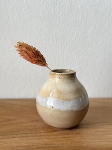 Vase en céramique vert mousse chic avec glaçure mate lisse, forme de bouteille compacte et allure moderne pour les intérieurs élégants - Product Image 5