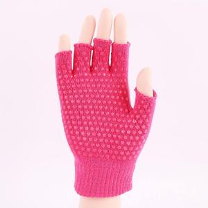 ถุงมือออกกำลังกายสำหรับมืออาชีพ ดีไซน์ทันสมัย สีพื้น ลายจุด กันลื่น สำหรับพิลาทิส โยคะ แบบครึ่งนิ้ว คุณสมบัติกันลื่น - Product Image 4