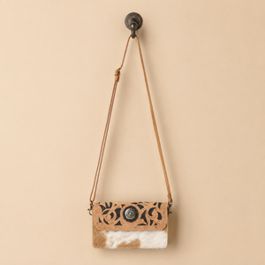 Portefeuille en cuir de vachette véritable fait main Coral Accentua pour femme, porte-cartes RFID en cuir véritable, pochette de voyage style western - Product Image 1