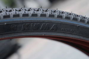 Neumático de Bicicleta KUMA Negro Plegable con Patrón de Bloques de Caucho Natural Duradero KB202B HOT 2026 para Bicicletas de Montaña - Product Image 3