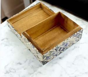 Boîte à bijoux en résine artisanale de luxe, organiseur de rangement décoratif au design élégant pour accessoires de coiffeuse, cadeaux pour femmes - Product Image 1