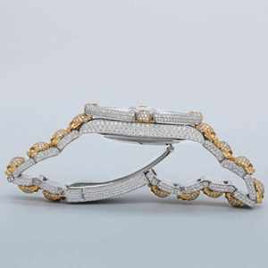 Montre de luxe entièrement sertie de diamants 40 mm pour hommes |   Bordure noire Pavé |   Bracelet Baguette en Acier Inoxydable |   Déclaration Commerciale Personnalisée - Product Image 5