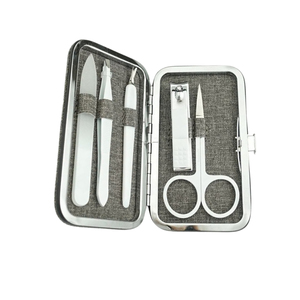 Kit de Soins Personnels en Gros 5-en-1 : Ensemble Manucure et Pédicure de Luxe avec Pochette en Tissu Blanc Mat et Outils en Acier Inoxydable - Product Image 1