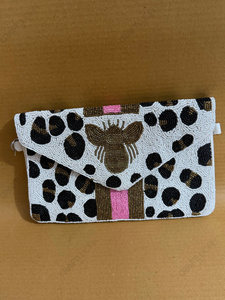 Bolso de mano tipo sobre con cuentas hecho a mano al por mayor para mujer, de lujo, con bordado de abeja y estampado de leopardo, para noche, diseño personalizado OEM - Product Image 4