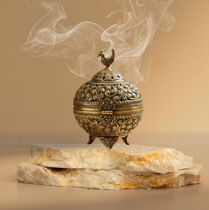 Lámpara de aceite vintage de latón con forma de pavo real y soporte para quemador de incienso de varios varillas para pooja, disponible a precios de mayoreo. - Product Image 3