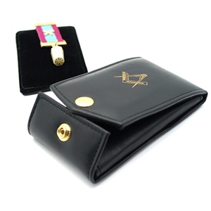 Étui à bijoux double poche Master Mason en cuir PU noir avec insert en velours, broderie personnalisée et plaque nominative - Product Image 1