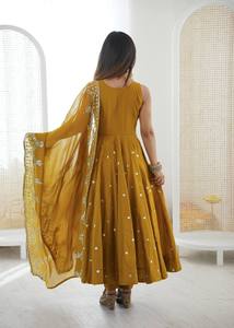 Vestido Anarkali de Diseñador con Pantalones Palazzo y Dupatta de Chanderi Bordada – Atuendo Festivo y para Bodas - Product Image 3