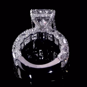 Anillo de Compromiso con Moissanita Corte Princesa, Plata 925 con Baño de Rodio, Engaste Pavé, Diseño Corona, Joyería Unisex Estilo Hip Hop - Product Image 4