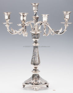 Exquisitos candelabros de aluminio plateado para una decoración elaborada del hogar y un estilo formal de lujo para eventos - Product Image 6