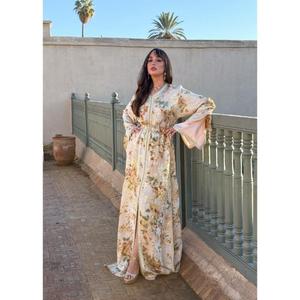 Kaftan confectionné en soie brocart italienne de la plus haute qualité, tons doux ivoire, blush et caramel, entièrement doublé, avec sous-robe en soie blush. - Product Image 2