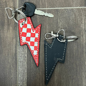Porte-clés en cuir à carreaux personnalisé fait à la main en gros, porte-clés personnalisé pour accessoires cadeaux, porte-clés de luxe pour voiture de créateur - Product Image 6