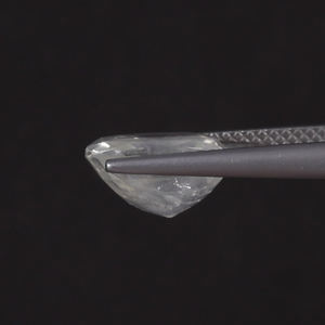 พลอยแซฟไฟร์สีขาวธรรมชาติทรงคุชชั่น 6.16 กะรัต ขนาด 10x10 มม. รับรองโดย IGI เกรด AAA สำหรับขายส่งทำเครื่องประดับ - Product Image 2